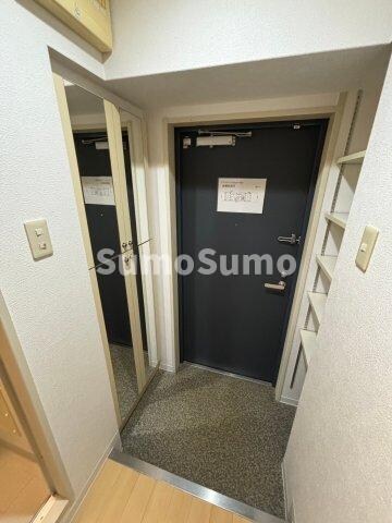 物件内観写真4　(収納もある玄関です)