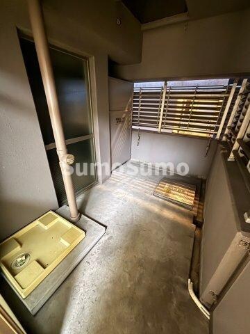 物件内観写真9　(開放的で明るい空間を演出してくれるバルコニーです)