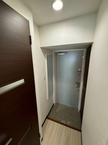 物件内観写真5　(ゆったりとした玄関です)