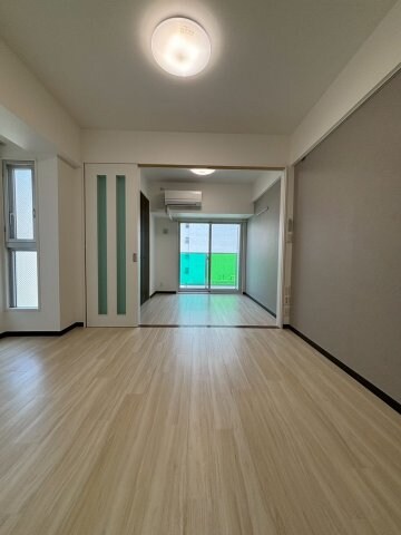 物件内観写真6　(こちらの居間で趣味の時間をお楽しみください)