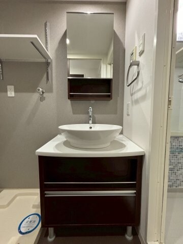 物件内観写真12　(明るい洗面所です)