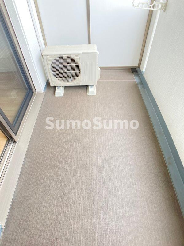 物件内観写真12　(開放的で明るい空間を演出してくれるバルコニーです)