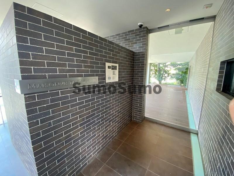 物件外観写真2　(落ち着いたエントランスです)