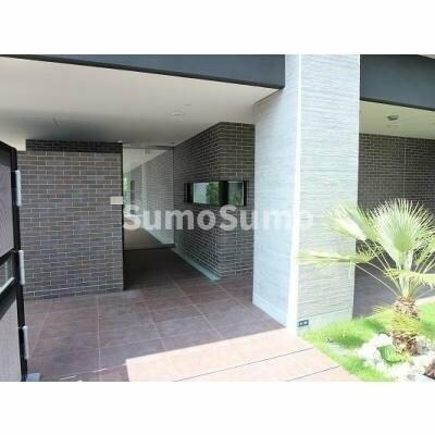 物件外観写真4　(清潔なエントランスです)