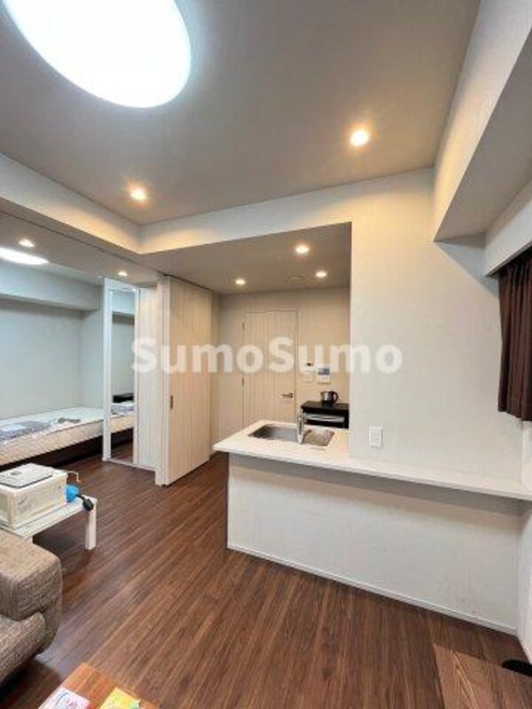 居室(こちらの居間で趣味の時間をお楽しみください)