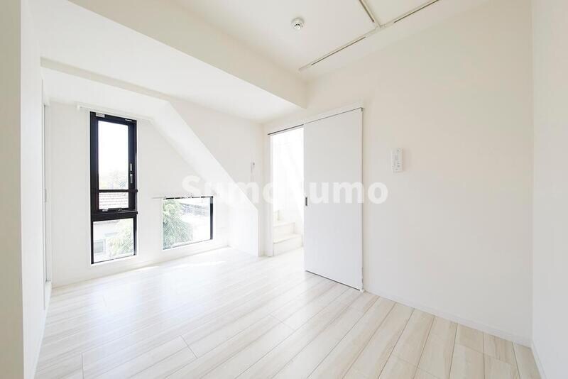 物件内観写真4　(落ち着いた色調の寝室です)