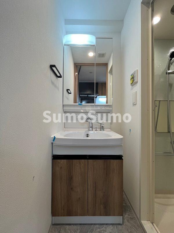 物件内観写真13　(明るい洗面所です)