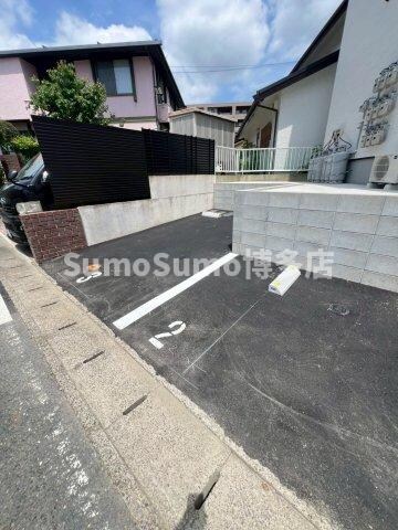 物件外観写真2　(車をお持ちの方に嬉しい駐車場付きの物件です)