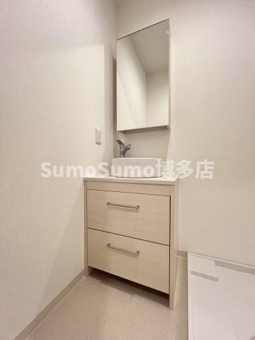 物件内観写真10　(広い洗面スペース)