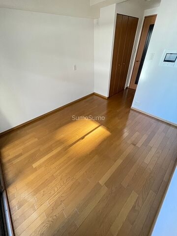 物件内観写真7　(開放的な寝室です)