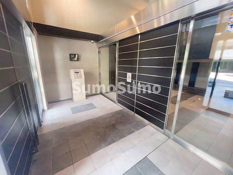 物件外観写真3　(ゆとりのあるエントランスです)