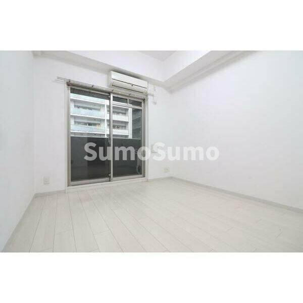 物件内観写真8　(広くて明るい寝室)