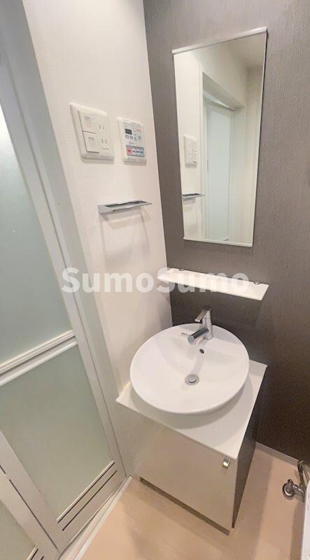 物件内観写真11　(広い洗面スペース)