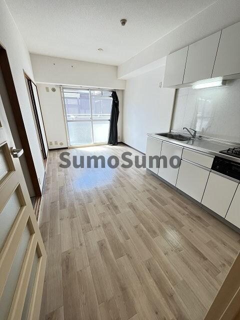 物件内観写真4　(こちらの居間で趣味の時間をお楽しみください
外観もきれいです)