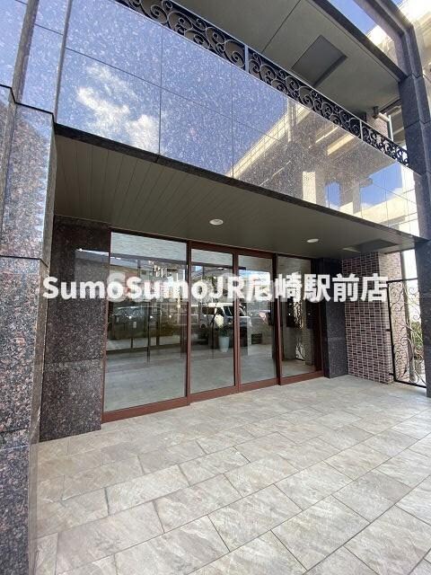 物件外観写真3　(落ち着いたエントランスです)