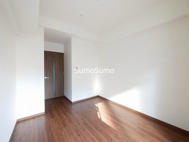 物件内観写真8　(開放的な寝室です)