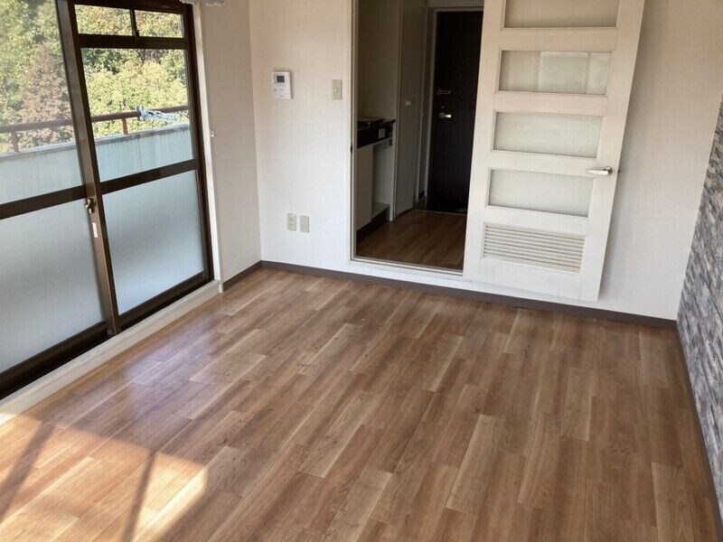 物件内観写真3　(こちらのリビングで趣味の時間をお楽しみください)