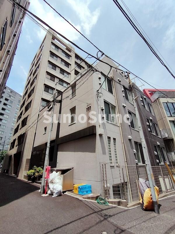 物件外観写真1　(外観は落ち着いています)