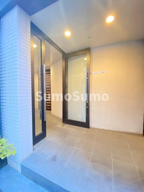 物件外観写真2　(落ち着いたエントランスです)