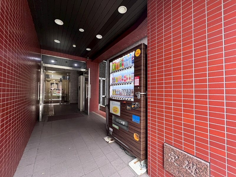 物件外観写真3　(ゆとりのあるエントランスです)