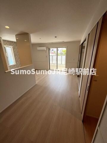 物件内観写真3　(こちらのリビングで趣味の時間をお楽しみください)