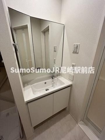 物件内観写真8　(明るい洗面所です)