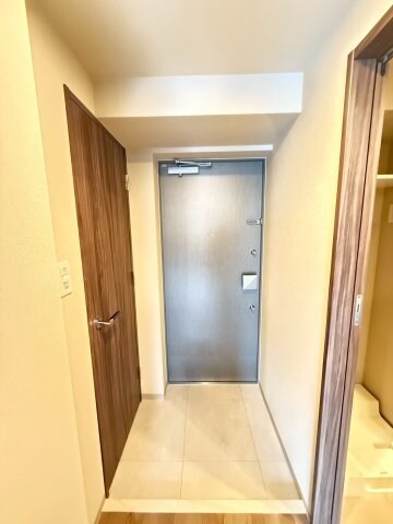 物件内観写真4　(明るい玄関です)