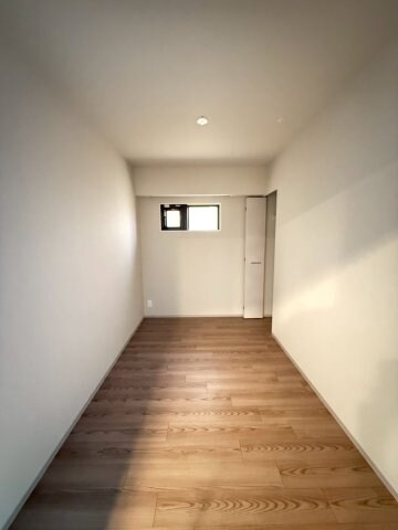 物件内観写真7　(広くて明るい寝室)