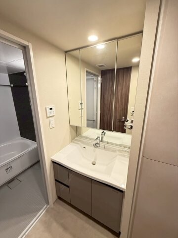 物件内観写真11　(ゆったりとスペースのある洗面所)