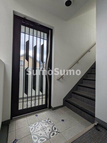 物件外観写真2　(清潔なエントランスです)