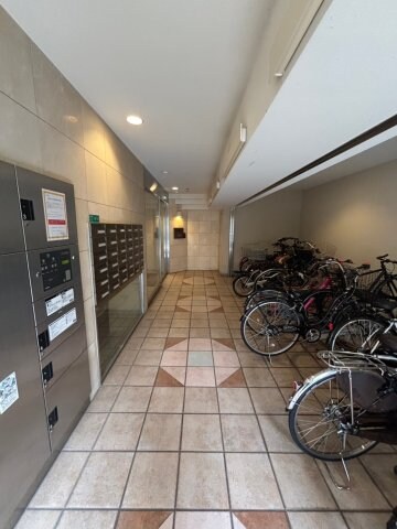 物件外観写真2　(ゆとりのあるエントランスです)