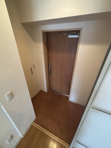 物件内観写真4　(明るい玄関です)