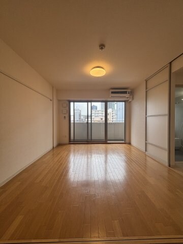 物件内観写真7　(開放的な寝室です)