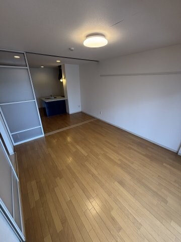 物件内観写真17　(こちらのリビングで趣味の時間をお楽しみください)