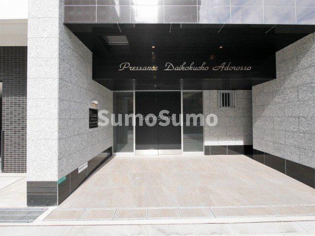 物件外観写真2　(清潔なエントランスです)