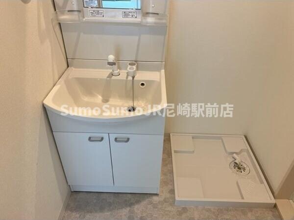 物件内観写真8　(独立洗面台、小物を置くことができて便利です)