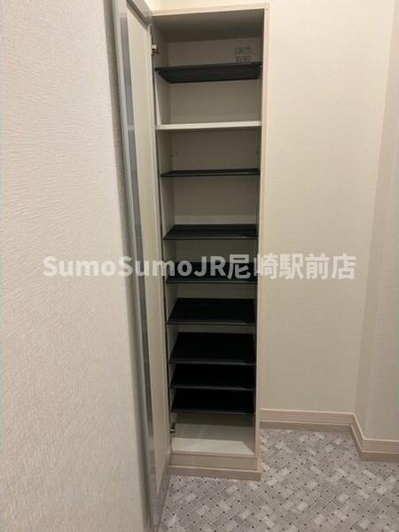 物件内観写真11　(大きなスペースがあり、収納には困りません)