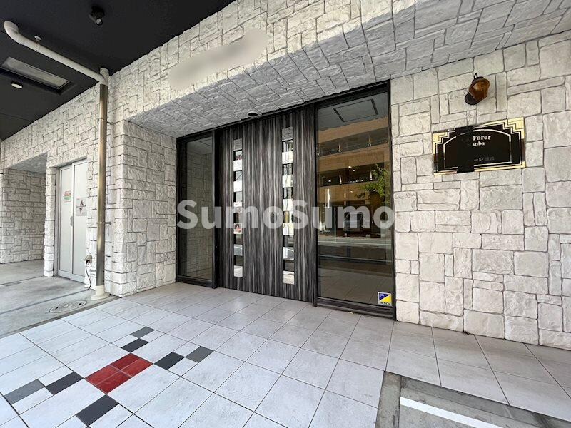 物件外観写真2　(ゆとりのあるエントランスです)