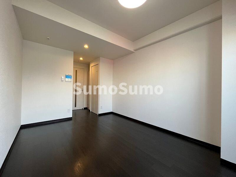 物件内観写真8　(広くて明るい寝室)