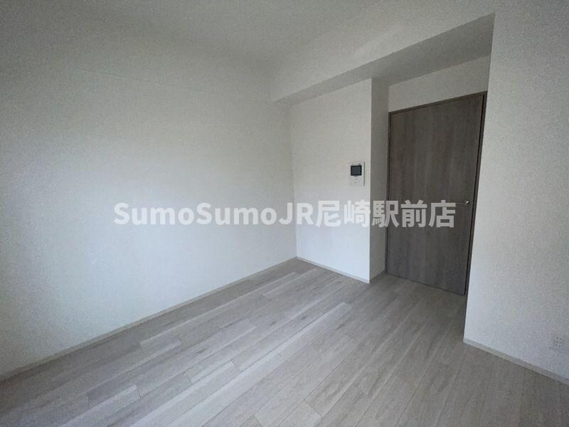 物件内観写真3　(こちらのリビングで趣味の時間をお楽しみください)