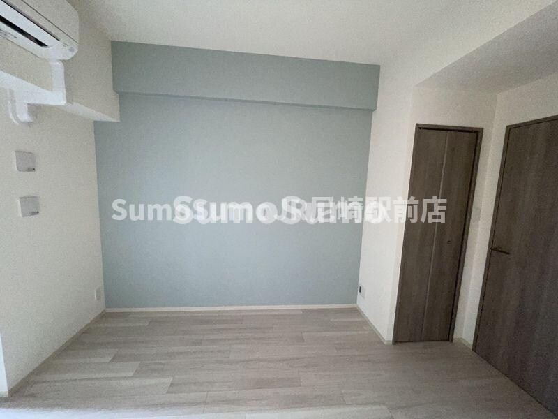 物件内観写真4　(落ち着いた色調の寝室です)