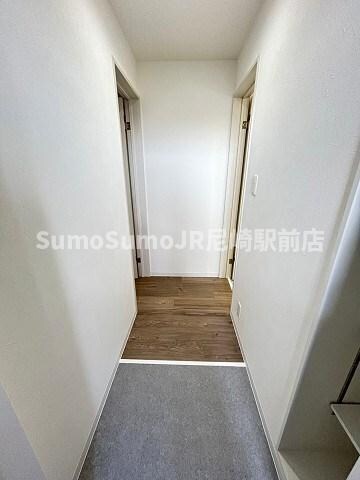 物件内観写真7　(明るい玄関です)