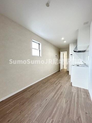 物件内観写真8　(こちらのリビングで趣味の時間をお楽しみください)