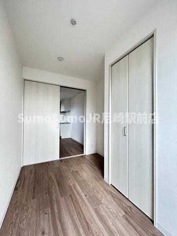 物件内観写真10　(落ち着いた色調の寝室です)