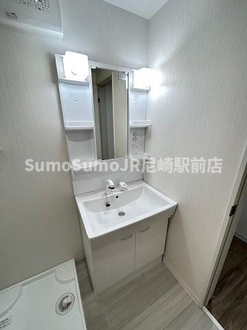 物件内観写真14　(独立洗面台、小物を置くことができて便利です)