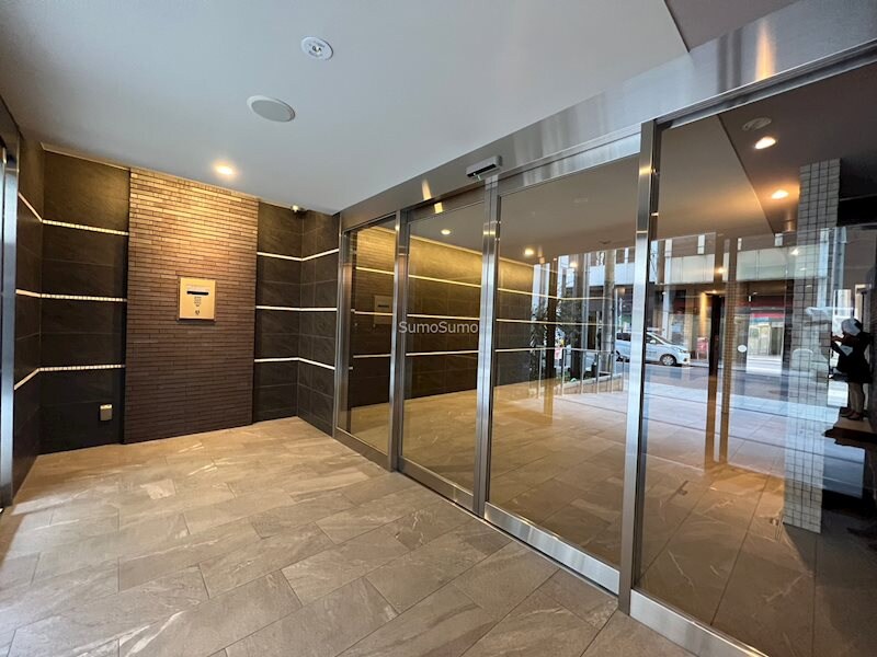 物件外観写真4　(ゆとりのあるエントランスです)