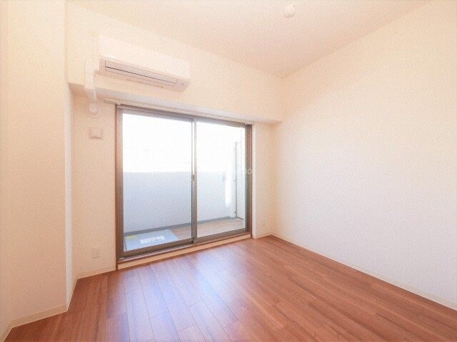 物件内観写真9　(落ち着いた色調の寝室です)