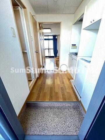 物件内観写真4　(ゆったりとした玄関です)