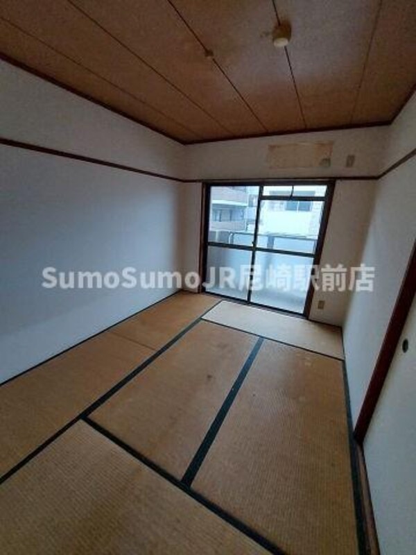 和室(和室ならではの温かな和の空間で寛ぎの時間を過ごせます)