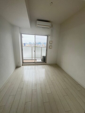 物件内観写真15　(こちらのリビングで趣味の時間をお楽しみください)